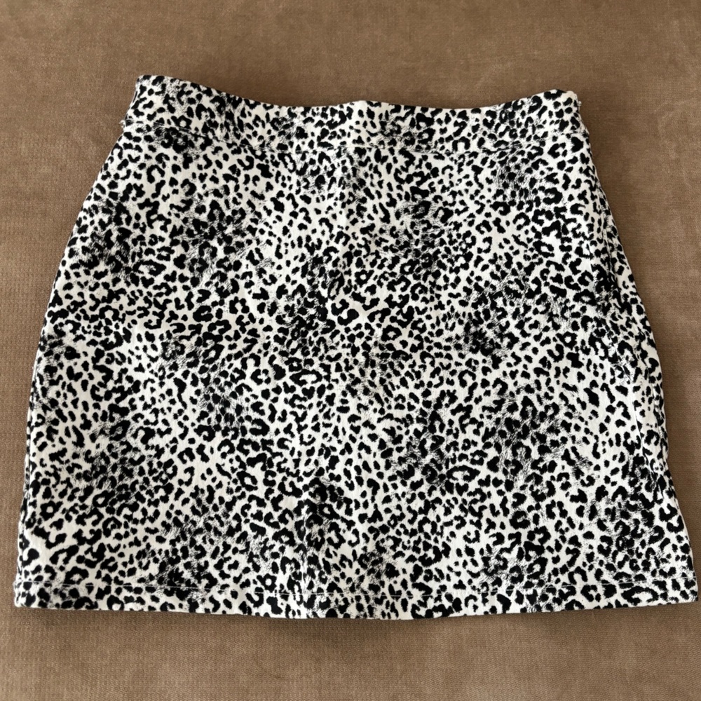 Forever 21 Black and White Leopard Print Skirt